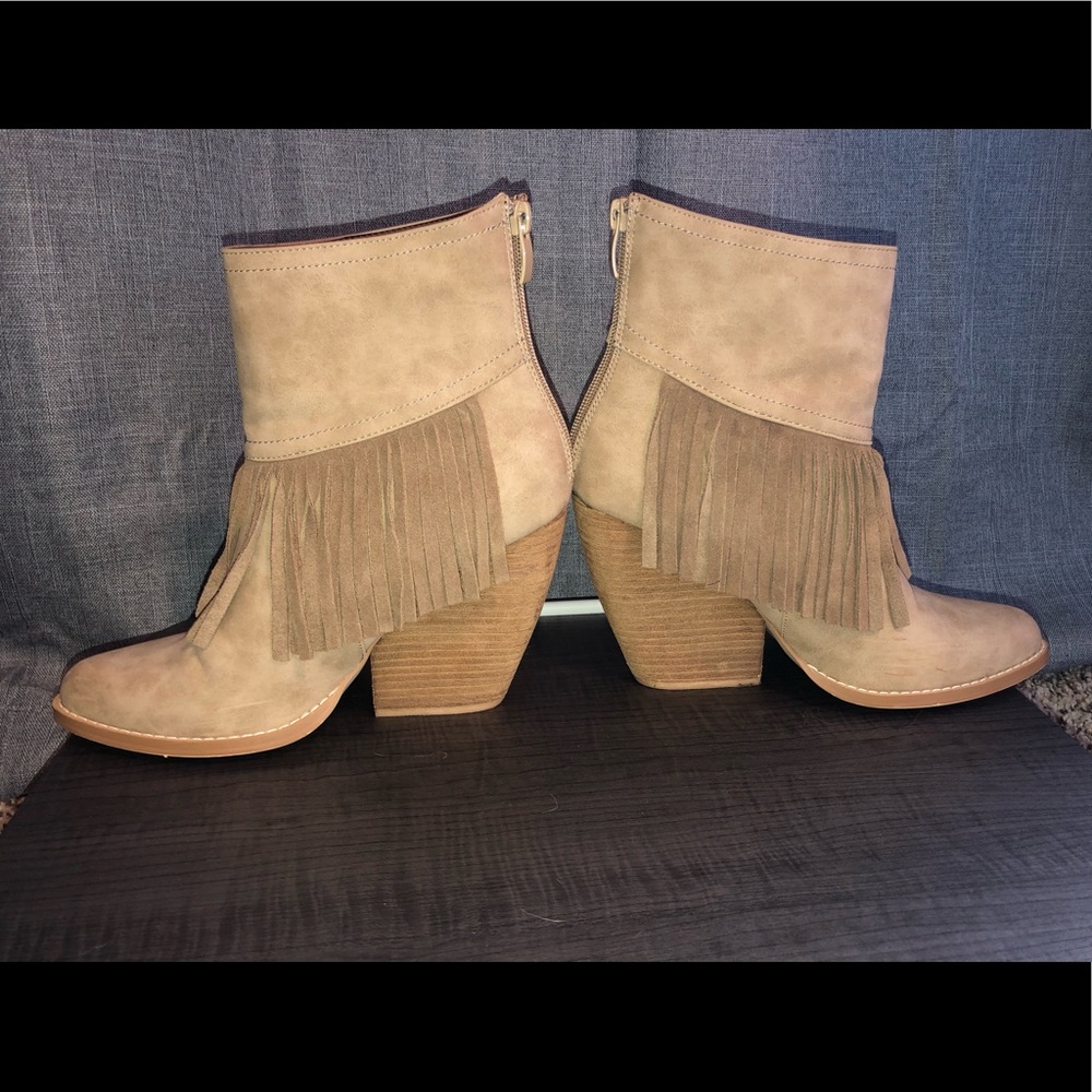 Very volatile boots👢